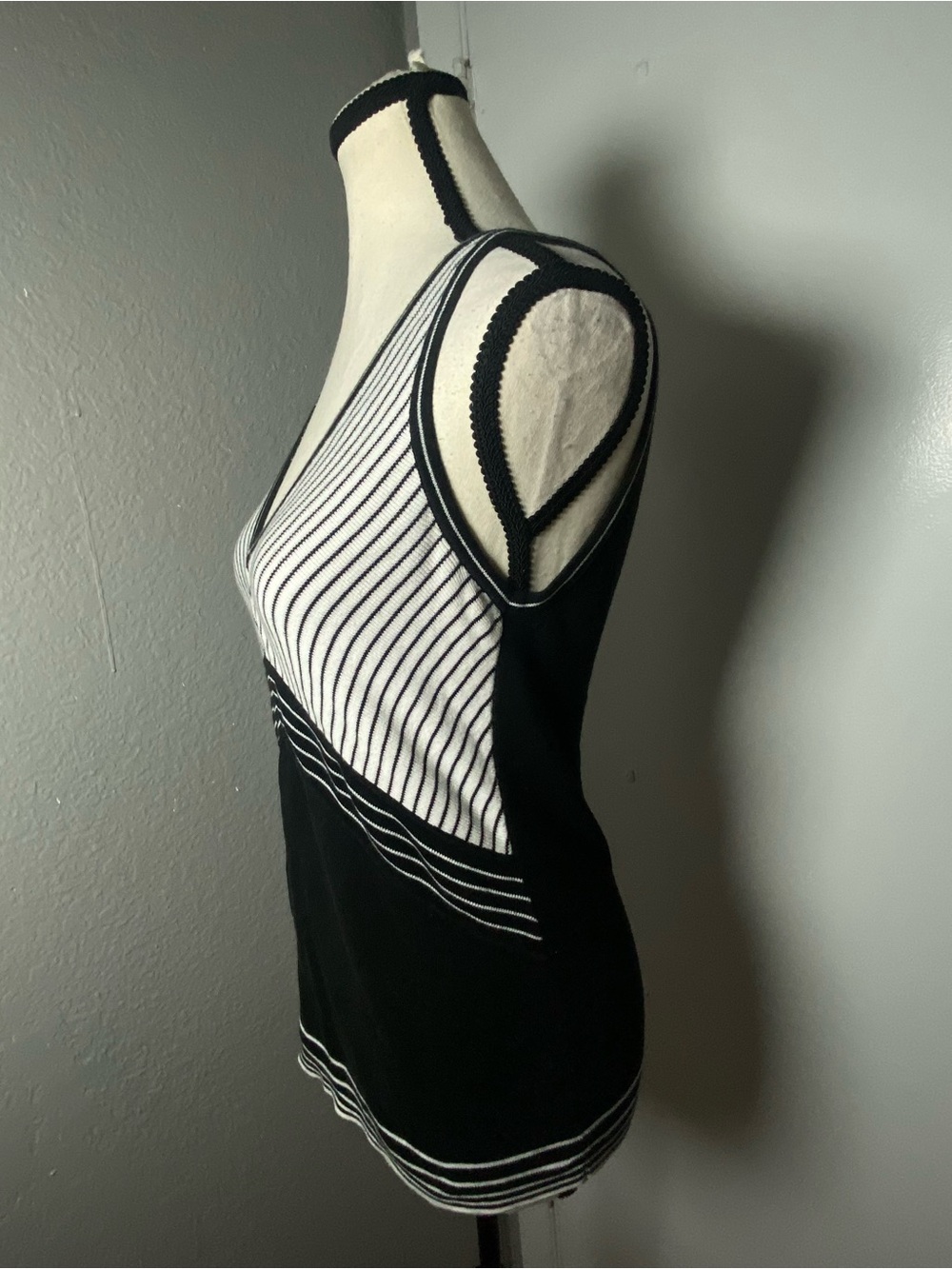 Y2K Black & White Stripe Sleeveless Knit Top Size Small - Picture 4 of 5